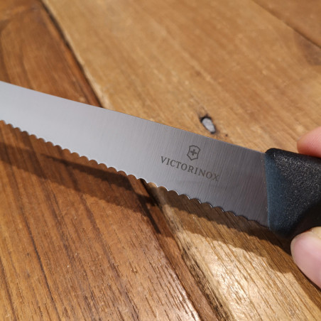Coltello tavola seghettato Victorinox nero a punta