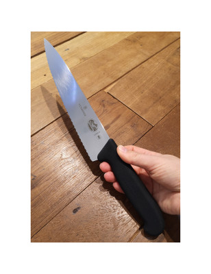 Coltello cucina trinciante seghettato Victorinox 22 cm