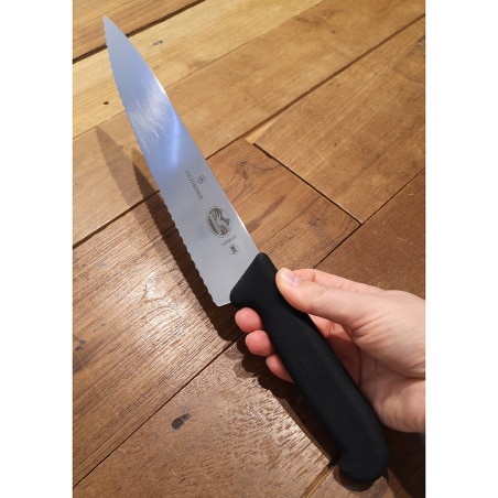 Coltello cucina trinciante seghettato Victorinox 22 cm