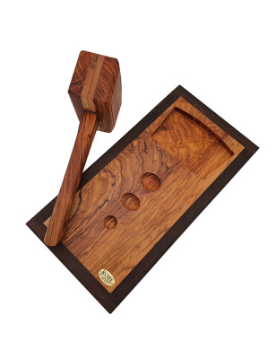 Schiaccianoci artigianale con piano in legno di Ulivo