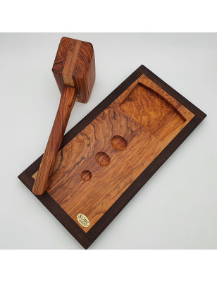 Schiaccianoci artigianale con piano in legno di Ulivo
