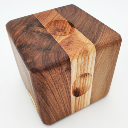 Schiaccianoci artigianale in legno con cubo