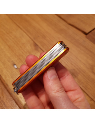 coltello multiuso con manico in alluminio anodizzato arancione