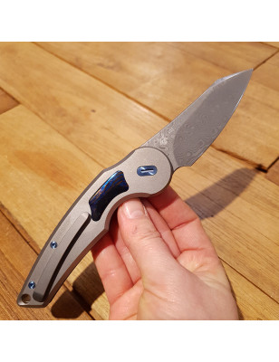 coltello in damasco con manico in titanio