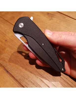 coltello con manico in FRN nero e clip posteriore
