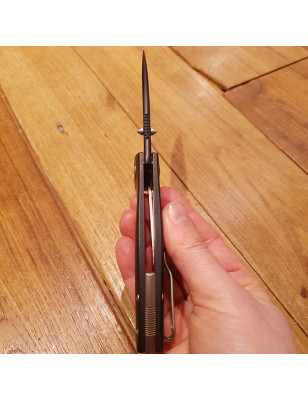 Coltello con lama pieghevole e clip posteriore