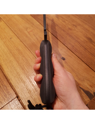 Robusto coltello a lama fissa con manico in forprene nero