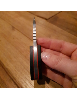 Coltello a lama fissa in acciaio D2 con manico in G10 nero
