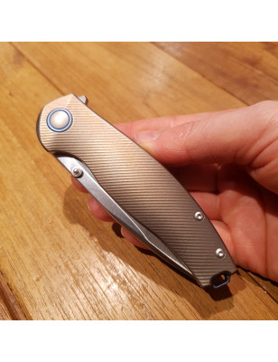 coltello sportivo da collezione con manico in titanio