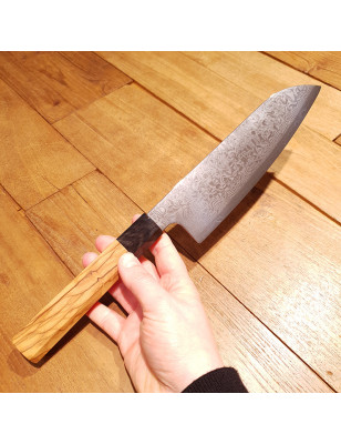 Coltello dalla forma giapponese con lama in acciaio damasco a 67 strati e manico in legno di olivo