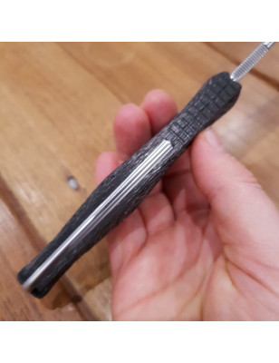 Coltello con lama in acciaio N690 e manico in micarta