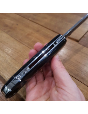 Coltello pieghevole realizzato con materiali pregiati