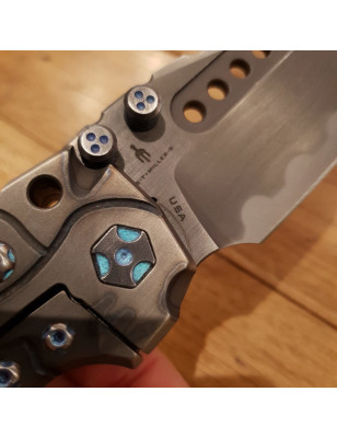 Coltello da collezione privata realizzato con materiali pregiati