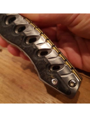 Coltello di alta qualità realizzato con materiali pregiati come titanio e carbonio