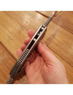 Coltello da tasca con lama in acciaio M390 e manico in Titanio