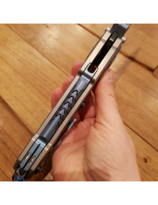 Coltello chiudibile realizzato con materiali di pregio