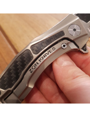 Coltello con lama in acciaio di alta qualità e manico in titanio e carbonio