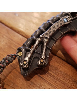 Coltello da tasca con lama in acciaio Böhler M390 e impugnatura in titanio