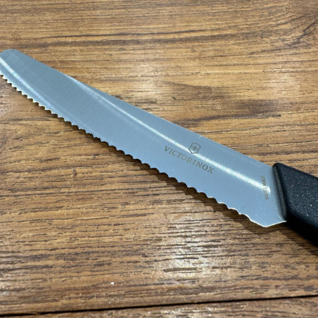 Coltello tavola e pomodoro Victorinox Swiss Modern nero
