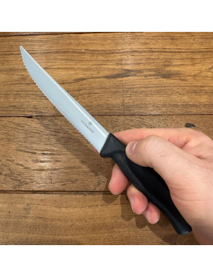 Coltello tavola seghettato Victorinox nero a punta
