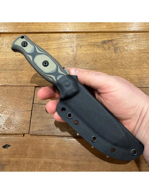 Coltello Fox con lama in acciaio AISI 1095, manico G10 nero e coyote tan