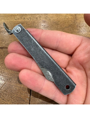 Coltello con lama pieghevole e manico in acciaio inox