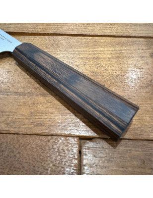 Coltello professionale realizzato in Giappone con manico in legno