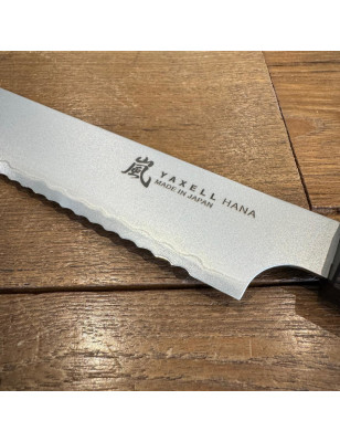 Coltello con lama ondulata per pane e dolci