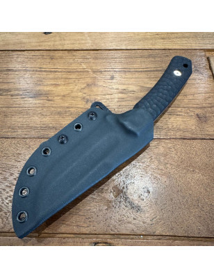 Coltello a lama fissa in acciaio Niolox e manico in G10 nero. Fodero in Kydex