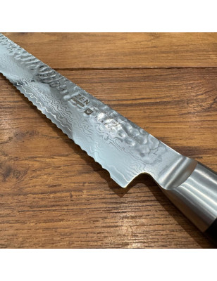 Coltello professionale con lama ondulata realizzato in Giappone