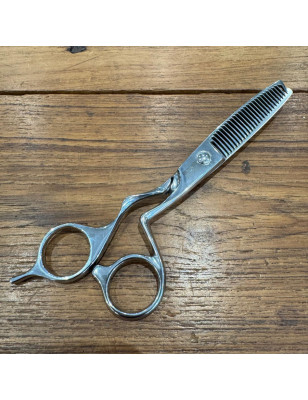 Coltelleria Piva esegue affilatura professionale di forbici da capelli con ritiro e consegna in tutta Italia
