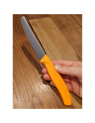 Coltello da tavola seghettato Victorinox arancione punta tonda