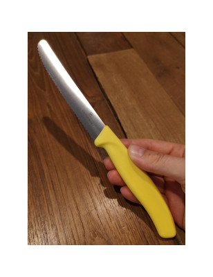Coltello da tavola seghettato Victorinox giallo punta tonda