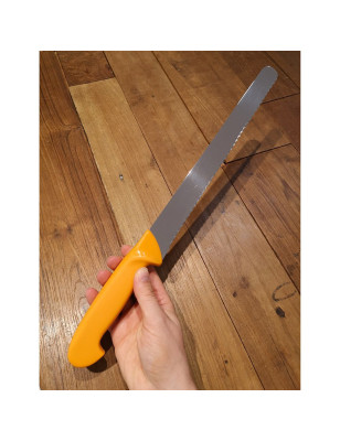 Coltello da pane professionale con lama alveolata seghettata
